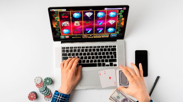Живые дилеры или видеослоты: во что лучше играть на деньги?
